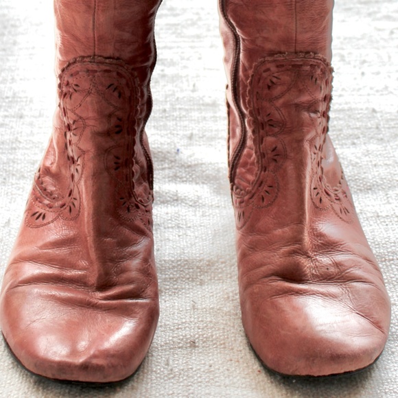 One of 2 Vintage Rose Leather Boots. - Picture 5 of 5